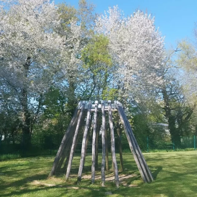 Bel écrin de verdure autour de la cour maternelle... Vive le printemps.