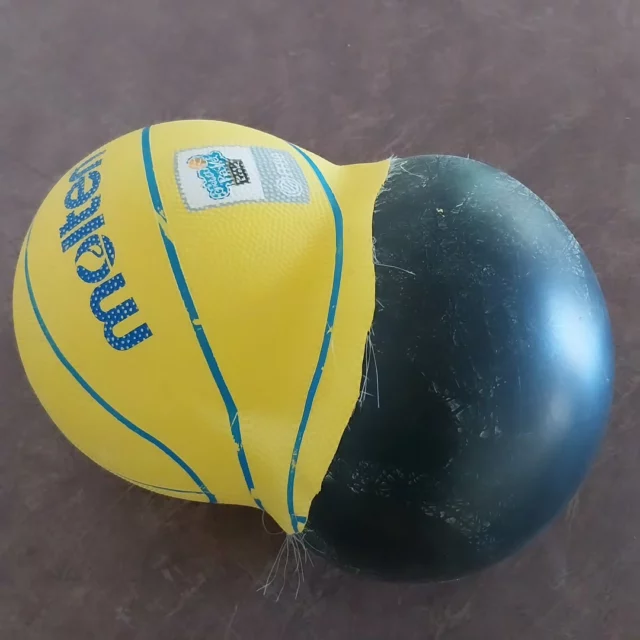 Il fait chaud à l'école, même pour les ballons 😅